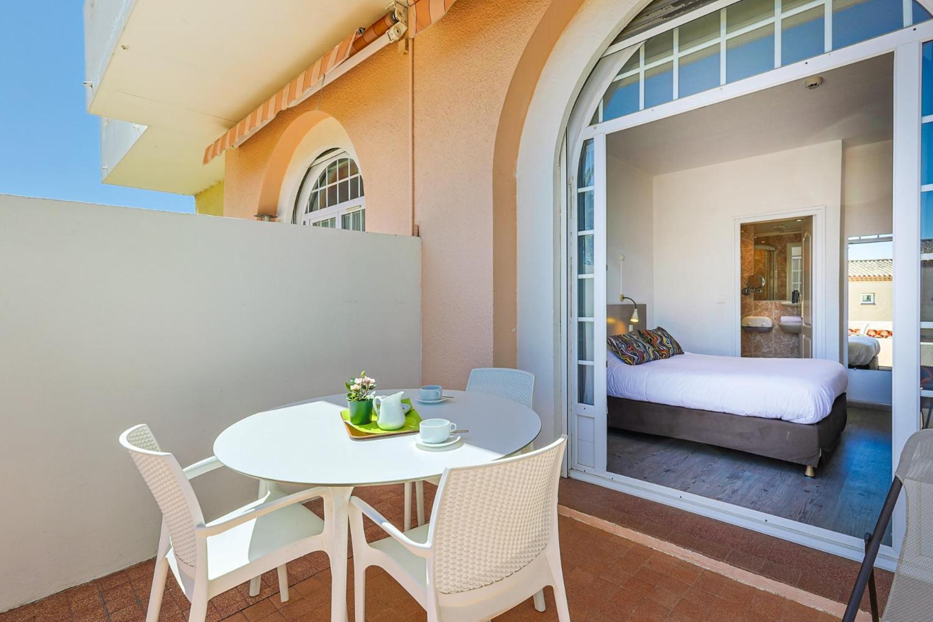 Logis L'esterella Hotel