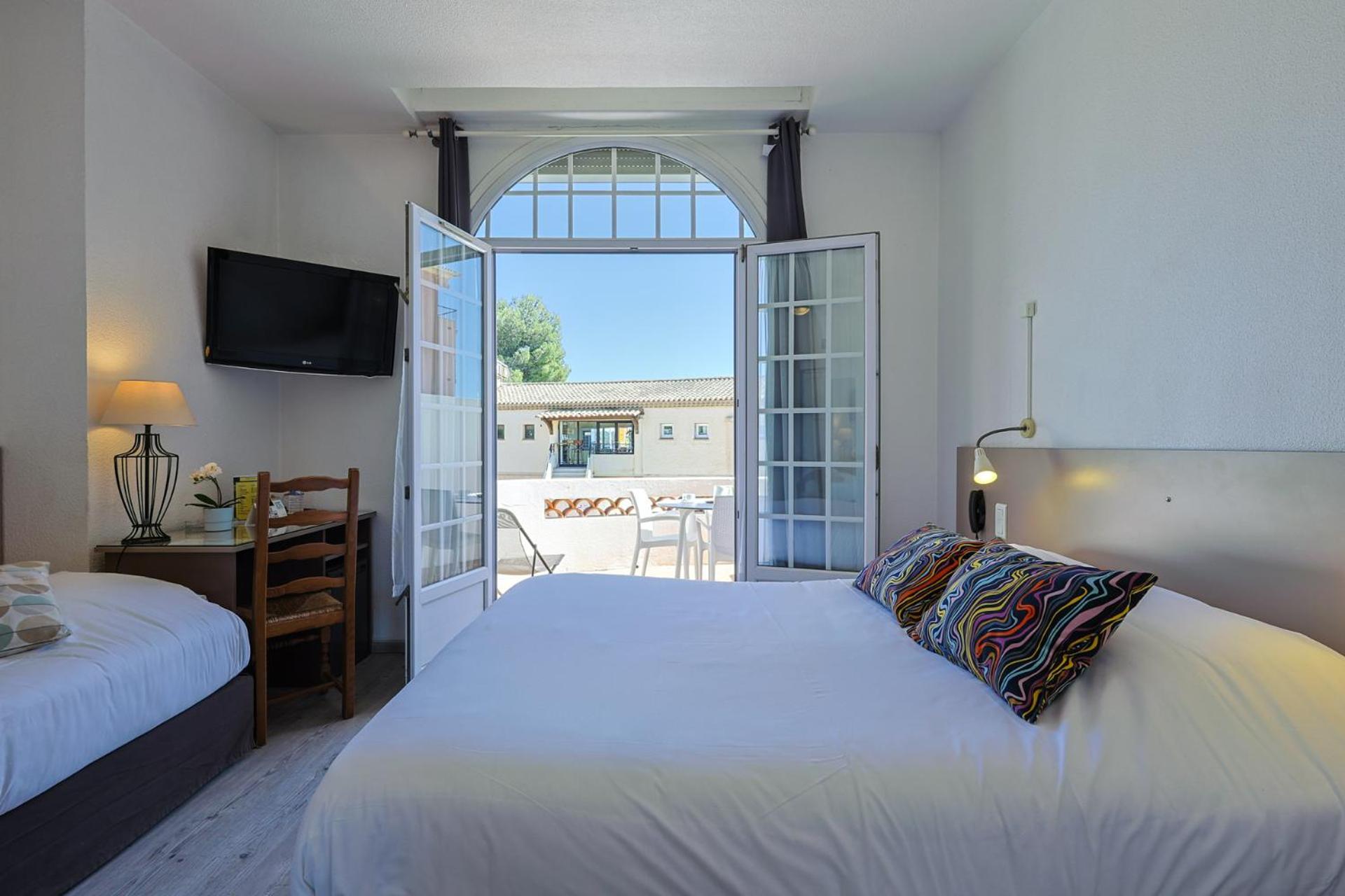Logis L'esterella Hotel 3*